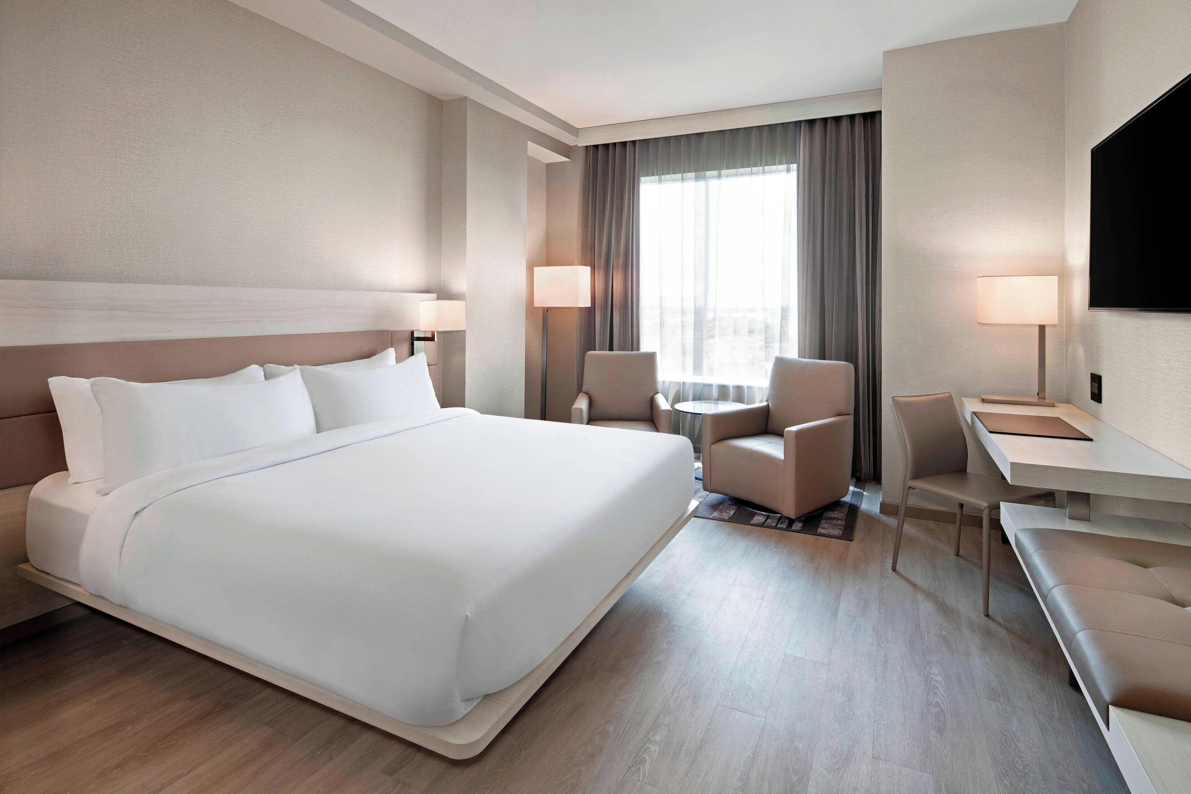 Luxe beddengoed, een kluis op de kamer, een bureau, een laptopwerkplek