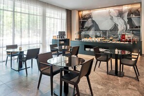 Kühlschrank, Wasserkocher mit Kaffee-/Teezubehör