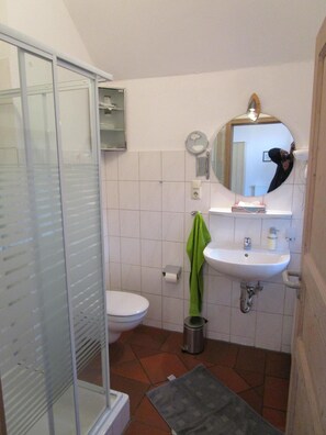 Dusj, hårføner, håndklær og såpe