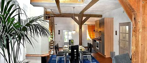 المنشأة من الداخل