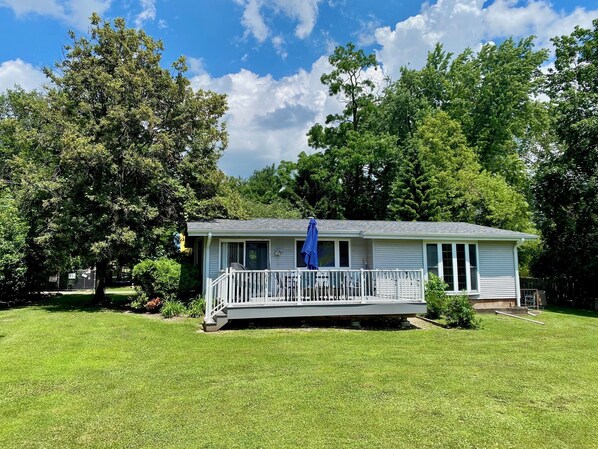 Exterior - Does your dog need a vacation? We are people and pet friendly! (Lake Geneva)