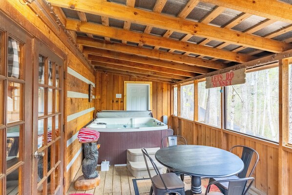 Outdoor dining - Hapey Memories-Dog Friendly Fenced Yard, Hidden Mountain West Resort-2BR 2BA (Pigeon Forge)