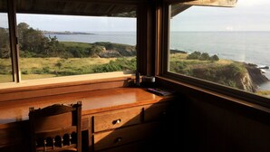 A room with a wooden desk and a view of the ocean. - Pelican Point, Dramatic Ocean & Coast Views, Spa, Next to Town (Mendocino)