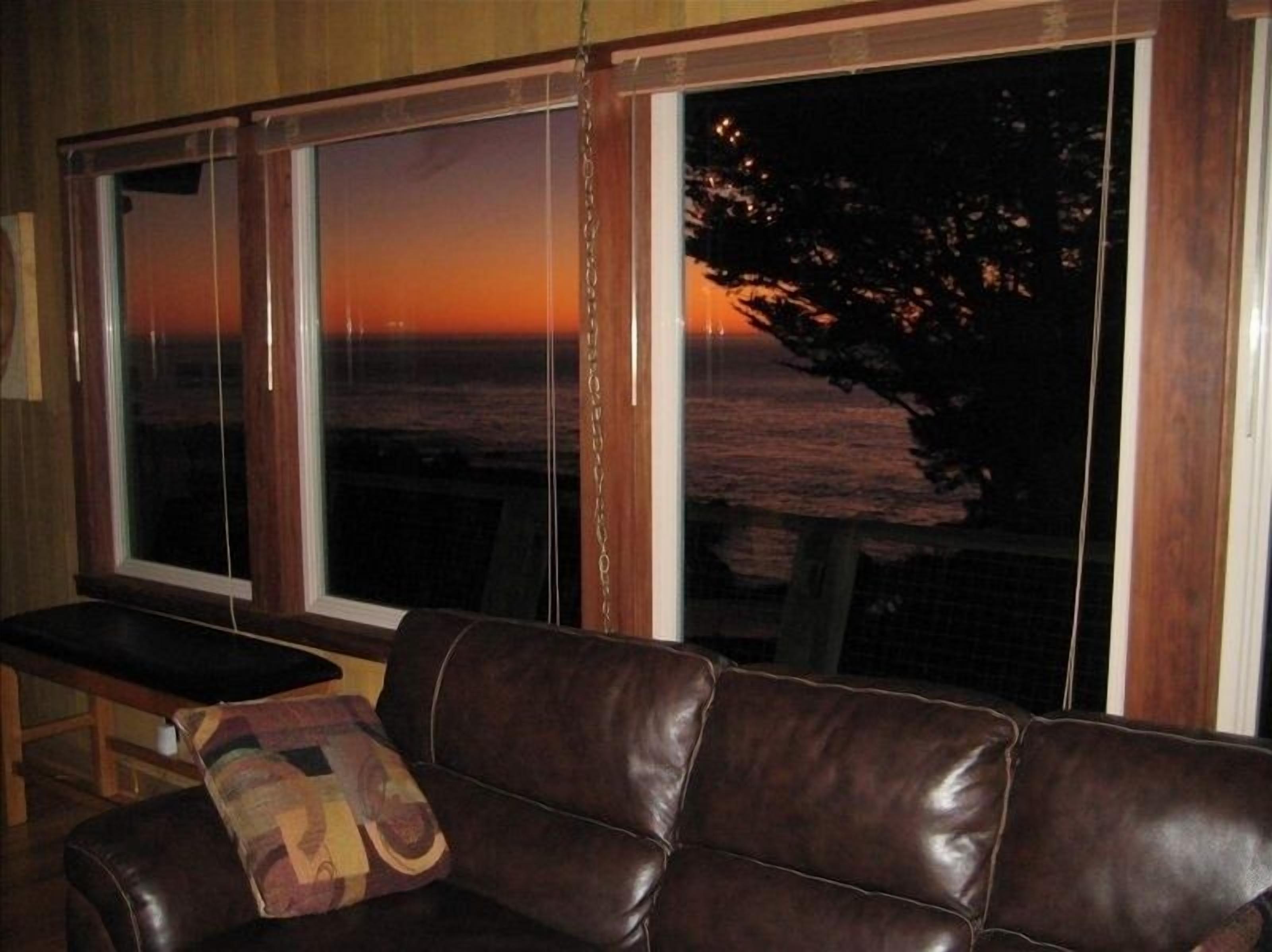 TV, fireplace, DVD player, books