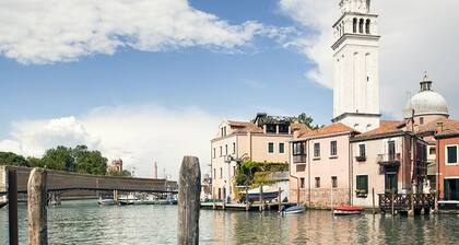 Abgeschiedenes und helles Design-Apartment mit Balkon, neben dem Arsenale, mit Klimaanlage und WI-FI