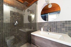Combined shower/bathtub, hair dryer, bidet, towels - Secluded apartment with balcony,next to the Arsenale (Venezia IT)