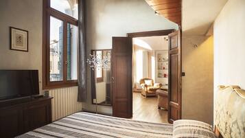 4 slaapkamers, een bureau, een strijkplank/strijkijzer, gratis wifi