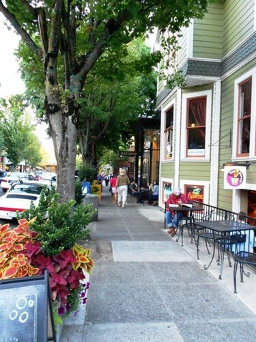 Northwest Nob Hill 97 walk score! Free Parking! 600 sq.ft.
