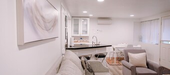 Northwest Nob Hill 97 walk score! Free Parking! 600 sq.ft.