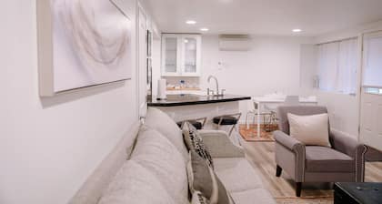 Northwest Nob Hill 97 walk score! Free Parking! 600 sq.ft.