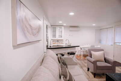 Northwest Nob Hill 97 walk score! Free Parking! 600 sq.ft.