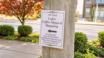 A sign indicating the direction to NW 23rd CAFE, Coffee Shops & Shopping.