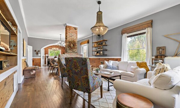 Télévision, lecteur de DVD, livres, vidéothèque