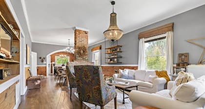 HGTV’s “LITTLE HOUSE” w/huge deck and grill