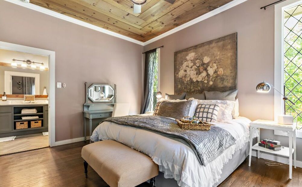 3 bedrooms, desk, iron/ironing board, travel cot