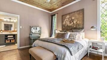 3 bedrooms, desk, iron/ironing board, travel cot