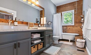 Combined shower/bathtub, hair dryer, towels, soap - HGTV’s “LITTLE HOUSE” w/huge deck and grill (Waco)