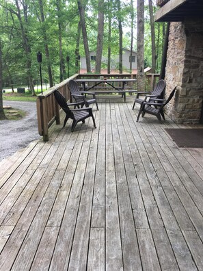 Outdoor dining - Charming Cabin Only Minutes Away from all the attractions in Deep Creek Lake, MD (McHenry)