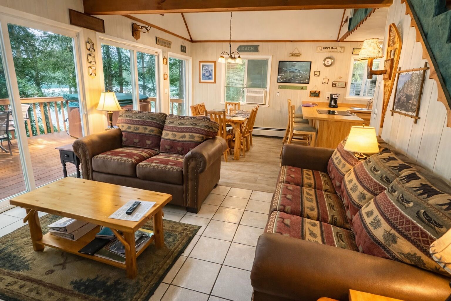 TV connectée, cheminée, baby-foot, table de tennis de table