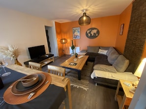 Una Smart TV, un reproductor estéreo, una oficina