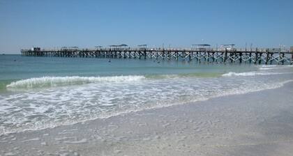 BEST DEALS NOW !AMAZING BEACH, PRIVACY, UNWIND. SLEEP 4, FREE CHAIRS, BBQ, PKG