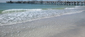 BEST DEALS NOW !AMAZING BEACH, PRIVACY, UNWIND. SLEEP 4, FREE CHAIRS, BBQ, PKG 