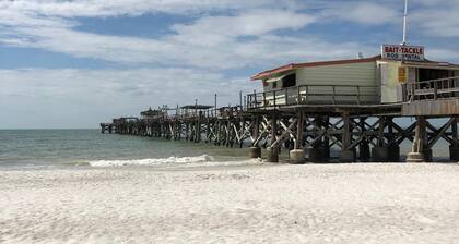 BEST DEALS NOW !AMAZING BEACH, PRIVACY, UNWIND. SLEEP 4, FREE CHAIRS, BBQ, PKG