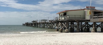 JOHNS PASS, MADEIRA BEACH CONDO, TOWN & SHOPS 2 BLOCKS, APARCAMIENTO, SILLAS DE PARAGUAS