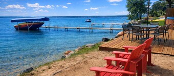 Sunrise Sunsation Lakeshore Cottage avec bain à remous extérieur sur le lac Mullett! Kayaks!