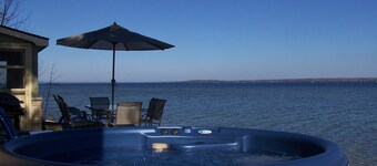 Sunrise Sunsation Lakeshore Cottage m / udendørs hot tub på Mullett Lake! Kajakker!