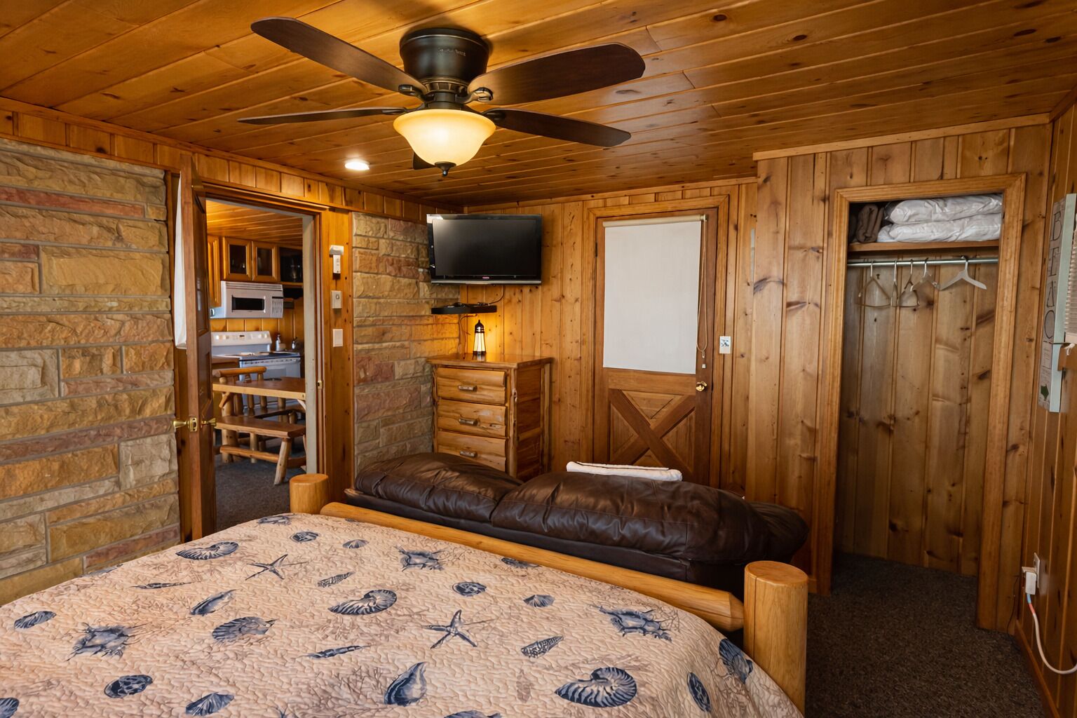 2 slaapkamers, een strijkplank/strijkijzer, gratis wifi, beddengoed