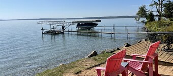 日の出日の出レイクショアコテージ、Mullett Lakeの屋外ホットタブ付き！ カヤック！