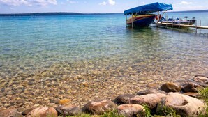 Un lago tranquilo con un muelle y un bote.