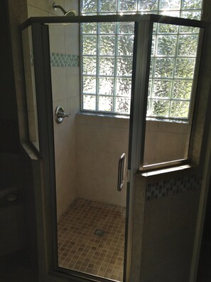 Bathtub, jetted bath, hair dryer, towels - Eagle's Nest - Luxury Suite with Spectacular Panoramic Views! (Hollister)