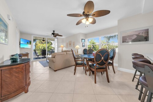 Bright Marco Island Condo – Pool + Free Parking