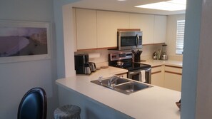 Een koelkast, een magnetron, een vaatwasser