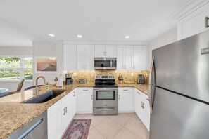 Kjøleskap, mikrobølgeovn, oppvaskmaskin og kaffetrakter/tekoker