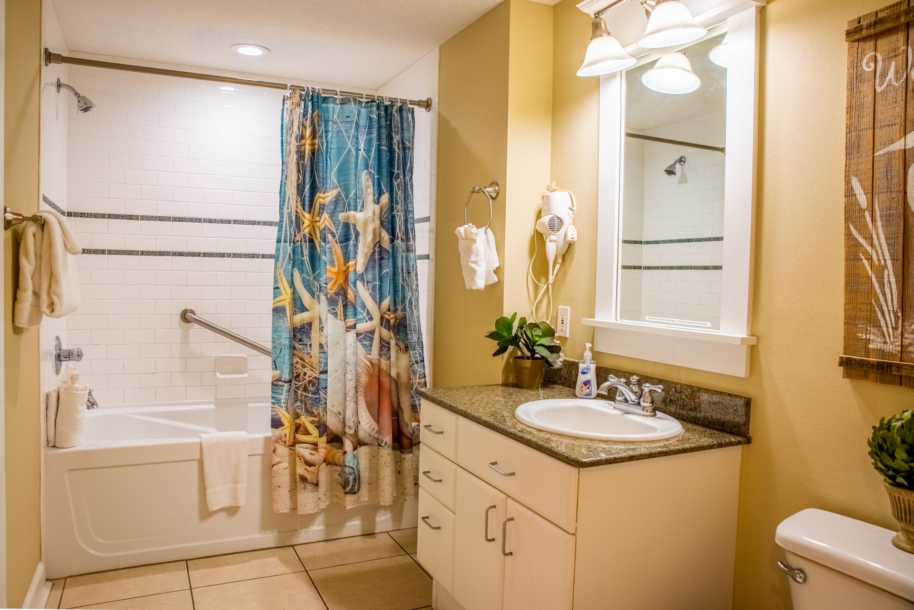 Une salle de bain avec une baignoire, une douche et un lavabo.