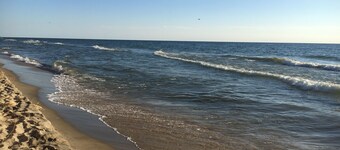 Walking distance to the beach! Summer dates available. Grill, Deck & Fire Pit!