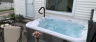 Charming 3br home with hot tub - 2 miles from Notre Dame's campus!