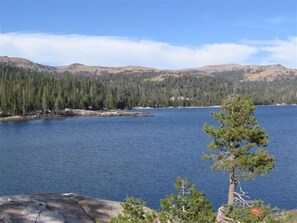 Un lac entouré de collines boisées.