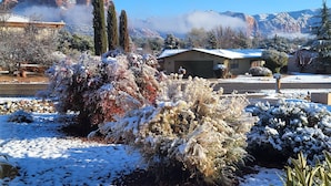 A residential area with snow-covered plants and a clear sky. - BEST VIEWS! Sleeps 8 Balcony, Firepit, Lawn, Patio, Wildlife (Sedona)