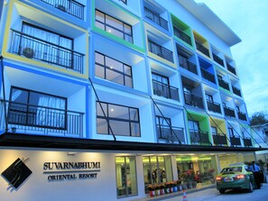 A multi-story hotel with balconies and a sign reading "SUVARNABHUMI ORIENTAL RESORT". - Suvarnabhumi Oriental Resort (Bangkok)