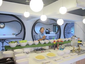 2 restaurantes; se sirven desayunos y cocina local e internacional