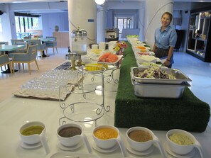 Tägliches Frühstücksbuffet gegen Gebühr
