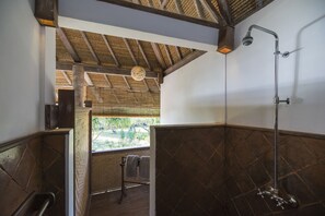 Casa de luna de miel, 1 habitación, vistas al mar | Baño | Bañera y ducha independientes, secador de pelo, albornoces y toallas