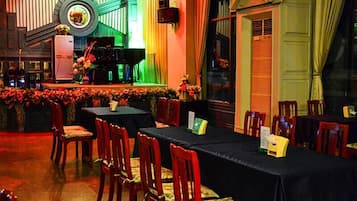 Breakfast, lunch, dinner served; Thai cuisine