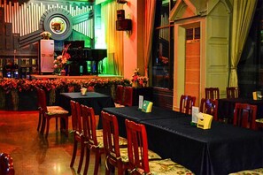 Breakfast, lunch, dinner served; Thai cuisine 