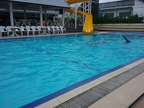 Una piscina al aire libre