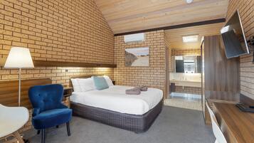 أغطية فراش متميزة ومكتب وتجهيزات عازلة للصوت ومكواة/لوح كي